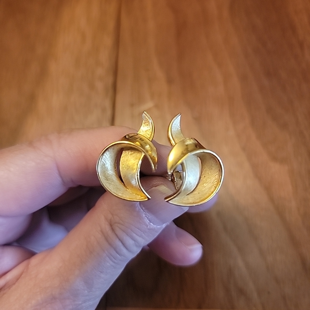 VINTAGE TRIFARI GOLD TONE EARRINGS .  Clip On.